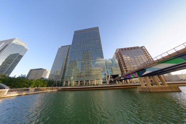 Londra - 25 Eylül 2016: Canary Wharf gökdelenler gün batımında. Londra 30 milyon kişi her yıl çekiyor.