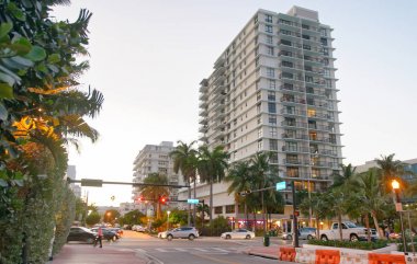 Miami - 25 Şubat 2016: Miami beach bir güzel sarıcı akşam manzarası. Miami Beach ünlü bir turistik 's.