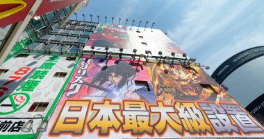 Tokyo, Japonya - 1 Haziran 2016: Binalar ve Shinjuku reklamları. Tokyo 20 milyon turist her yıl çekiyor..