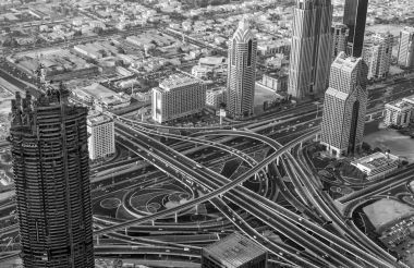 Dubai, Birleşik Arap Emirlikleri - 4 Aralık 2016: Gece hava görünümünü araba trafiği olan Uluslararası Dubai Kongre ve Sergi Sarayı yakınındaki şehir binaların. Dubai her yıl 30 milyon turist çeken.