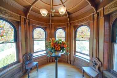 Victoria, Kanada - 15 Ağustos 2017: Craigdarroch Kalesi İçişleri eski mobilya ile. Bir tarihi Viktorya dönemi İskoç Baronial konak olduğunu.