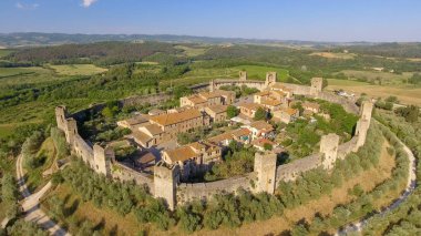 Monteriggioni, Toskana. Şehrin ve kırsal kesimin panoramik görüntüsü.