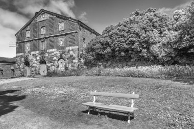 Güzel bir park bankta.