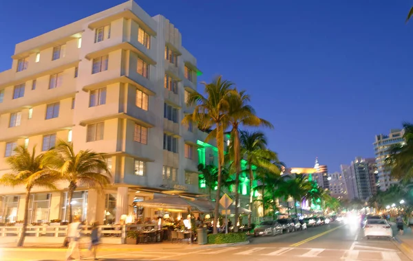 Miami Februari 2016 Turister Längs Ocean Drive Vacker Vinternatt Miami — Stockfoto