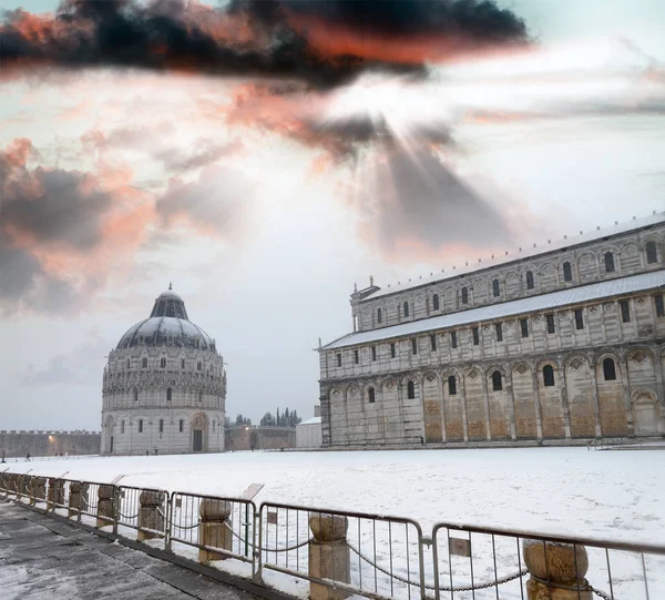 Placu Cudów Katedry Baptysterium Szczegółowo Zmierzchu Zimie Śniegu Pisa Włochy — Zdjęcie stockowe