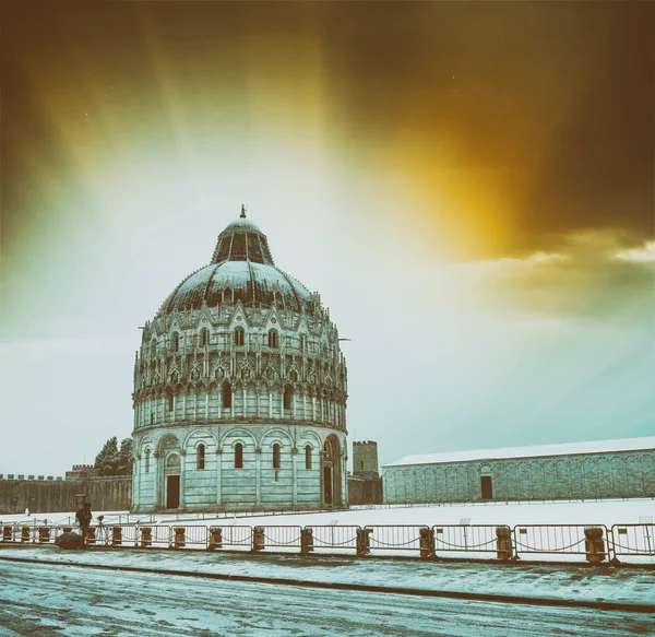 Square Miracles Med Baptistery Detalje Skumringen Efter Vinter Snefald Pisa - Stock-foto