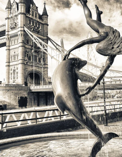 Majesty Tower Bridge Londres Près Statue Fontaine Dauphins Royaume Uni — Photo