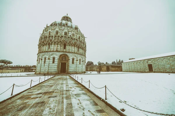 イタリア 2018 奇跡広場冬の朝雪で 2010 年最後の雪があった — ストック写真