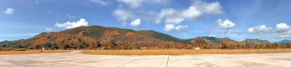 熱帯の空港の滑走路 パノラマ ビュー — ストック写真