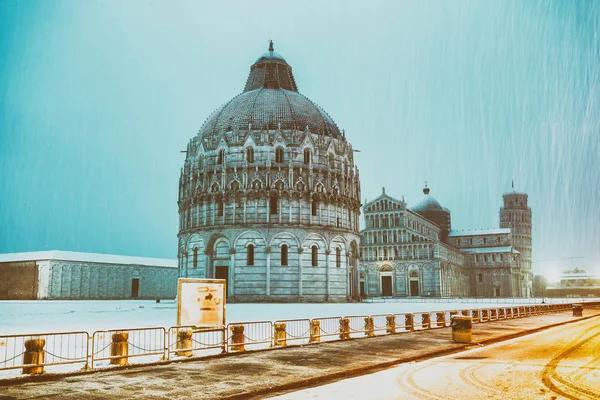 洗礼堂冬雪后的比萨 黎明的奇迹广场 — 图库照片
