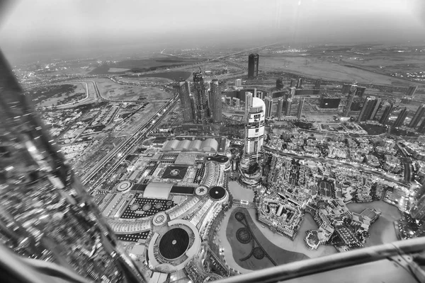 阿联酋迪拜 2016年12月4日 在哈里发附近的市中心建筑的夜景鸟瞰图 迪拜每年吸引3000万游客 — 图库照片