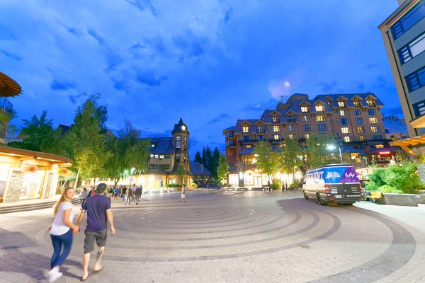 Whistler Kanada Augusti 2017 Turister Besöker Stadens Gator Sommarkväll Whistler — Stockfoto