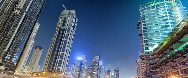 Здания Dubai Marina Ночью — стоковое фото