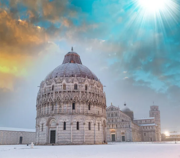洗礼堂在黄昏的冬季降雪之后 黎明的奇迹广场 — 图库照片