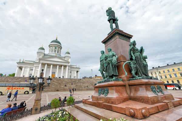 HELSINKI, FINLAND - JULY 3, 2017: Туристы ходят по главной площади перед городским собором. Хельсинки принимает 3 миллиона туристов ежегодно
.