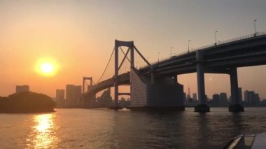 Gün batımında, Japonya Tokyo Gökkuşağı Köprüsü 