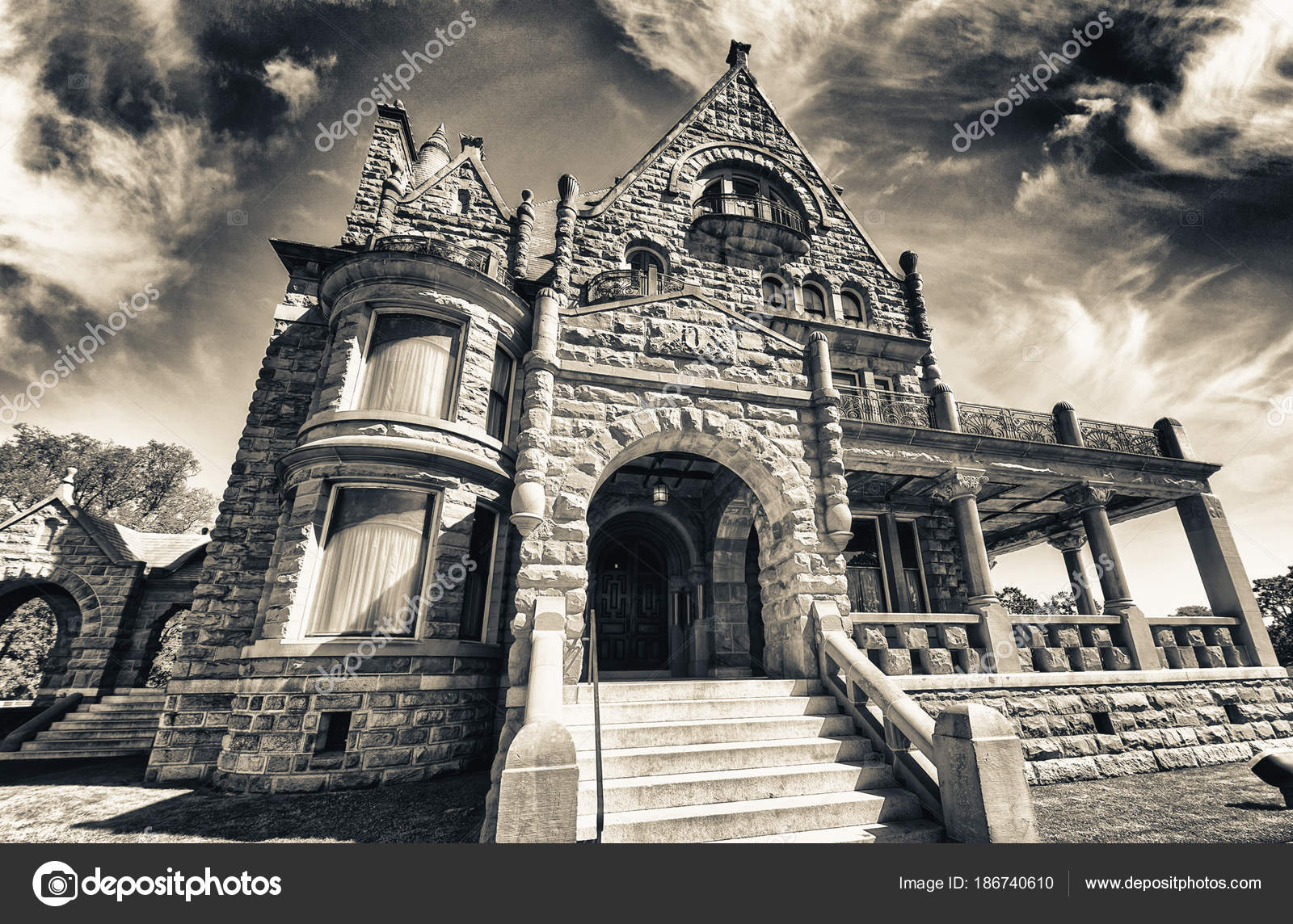 ¿Sabías que en Victoria BC hay un castillo de película? 🏰✨ Literalmente…  ¡Aquí se han rodado pelis de X-Men, Deadpool y más! Yo me sentí en Hogwarts  por un momento 😍 ¿Lo habías visto antes? ¿Te ..., image size:1600x1144