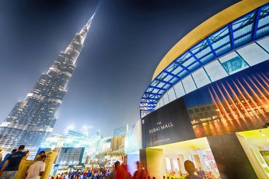 Dubai, Birleşik Arap Emirlikleri - 4 Aralık 2016: Uluslararası Dubai Kongre ve Sergi Sarayı yakınındaki şehir binaların gece görünümü. Dubai her yıl 30 milyon turist çeken.