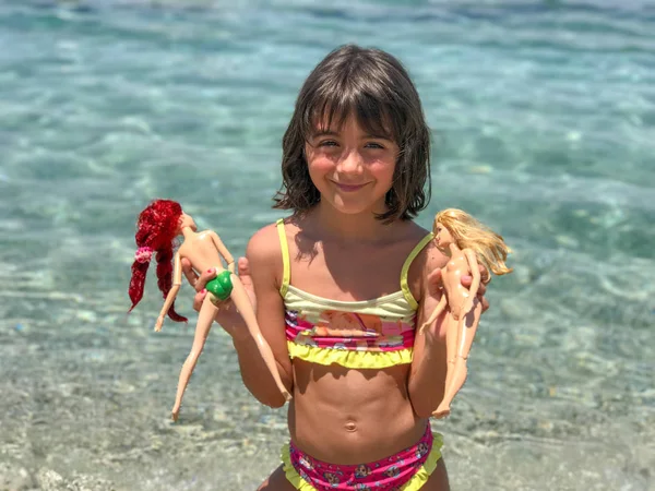 美丽的小女孩与玩偶在海边 — 图库照片