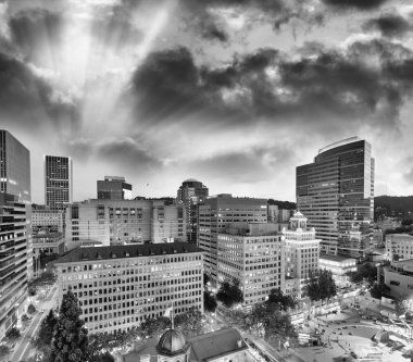 Pioneer Meydanı havadan görünümü gün batımında, Oregon - ABD.