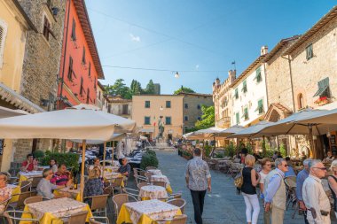 Montecatini Alto, İtalya - 21 Mayıs 2017: Ortaçağ şehir merkezinde turist yürümek. Şehrin turistik Toskana 's.