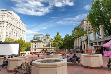 Portland ya da - 18 Ağustos 2017: İnsanların zevk Pioneer yer bir yaz gününde. Portland her yıl 5 milyon turist çeken.