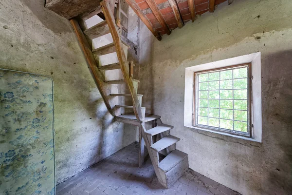 Παλιά Ξύλινη Σκάλα Εγκαταλελειμμένο Σπίτι Παράθυρο — Φωτογραφία Αρχείου