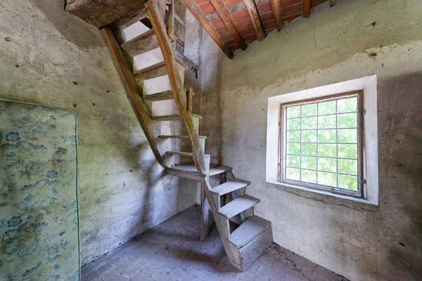 Oude Houten Trap Verlaten Huis Met Venster — Stockfoto