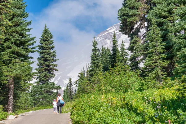 Mère Fille Marchent Sur Beau Sentier Montagne Saison Estivale Concept — Photo