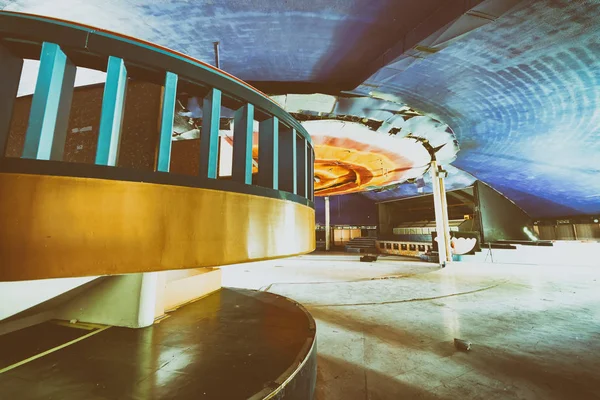 废弃的迪斯科舞厅与木五颜六色的内部 — 图库照片