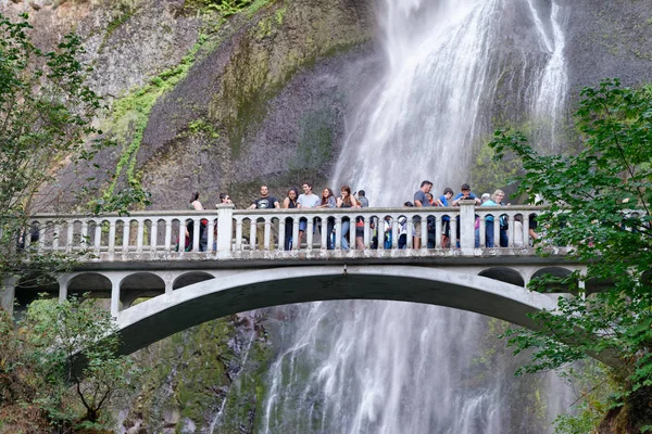 Multnomah Falls 2017 Augusztus Híres Híd Turisták Élvezhetik Vízesések Forgatókönyv — Stock Fotó