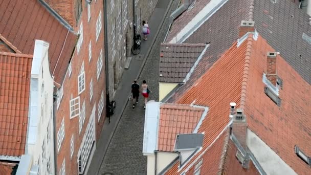 Turister Promenader Längs Smala Medeltida Stad Gata Aerial View — Stockvideo