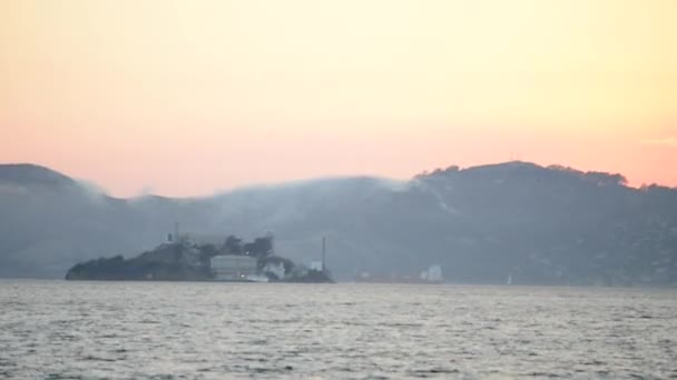 Letecká vrtulník pohled na ostrov Alcatraz, San Francisco — Stock video