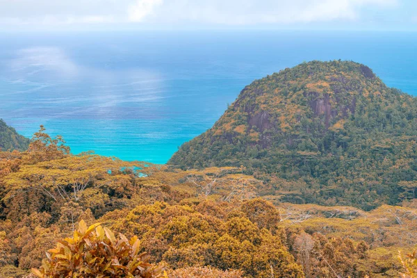 Letecký Pohled Krásný Ostrov Hory Vegetace Oceánu Podzimní Sezóně — Stock fotografie