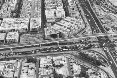 Dubai - Aralık 2016: Dubai trafik havadan görünümü. Şehir her yıl 20 milyon kişi çekiyor.