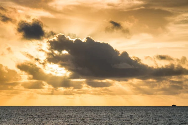 Amazing Zonsondergang Oceaan Zon Verborgen Door Dikke Wolken Stralen Filteren — Stockfoto