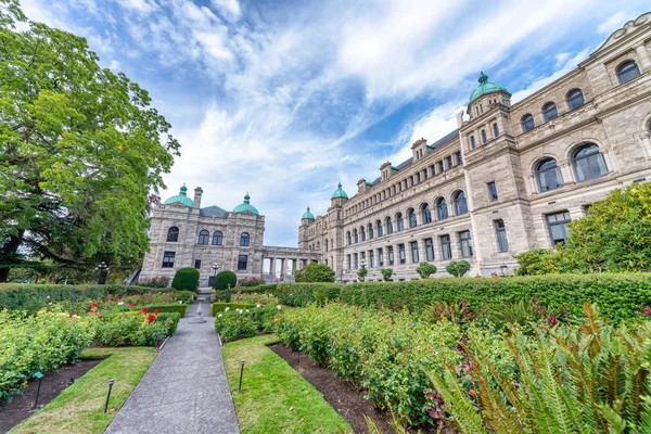 Történelmi Parlament Épülete Citycenter Victoria Színes Virágok Napos Vancouver Island — Stock Fotó