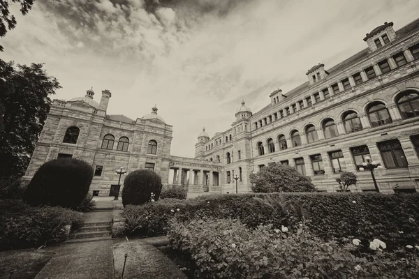 Edificio Histórico Del Parlamento Centro Victoria Con Coloridas Flores Día —  Fotos de Stock