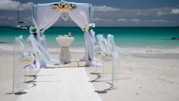 Mooie Boog Bruiloft Decoratie Tropisch Strand — Stockvideo