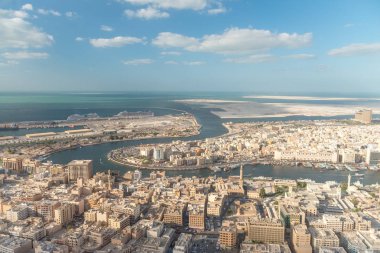 Deira manzarası ile Birleşik Arap Emirlikleri Dubai Creek sarma havadan görünümü.