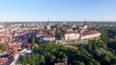 Tallinn Skyline alacakaranlıkta havadan görünümü.