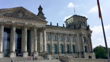 Berlin - Temmuz 2016: Turist ziyaret Reichstag. Berlin 20 milyon insan her yıl çekiyor.