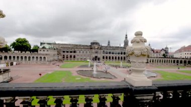 Güzel panoramik ünlü Zwinger Palace Dresden, Almanya.
