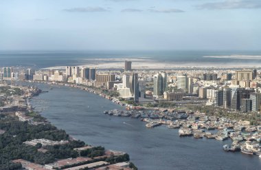 Hava şehir manzarası ve helikopter, Dubai creek.