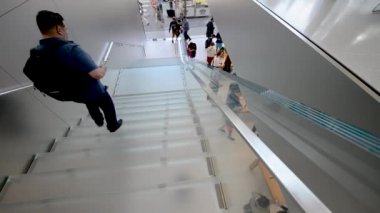 Apple store, video, alışveriş müşteriler merdivenlerden aşağı yürüyüş 