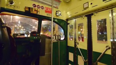 San Francisco - 6 Ağustos 2017: Cable Car iç geceleri