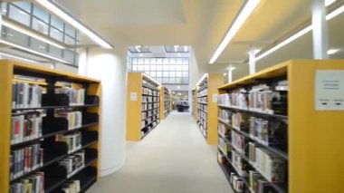 San Francisco - Ağustos 2017: Kitap Halk Kütüphanesi içine. Ana Kütüphane Civic Merkezi'nde bulunur.