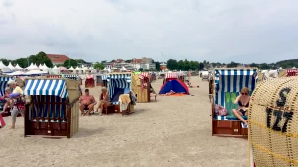 Travemünde Tyskland Juli 2016 Turister Att Njuta Stadsstranden Sommaren Travemünde — Stockvideo