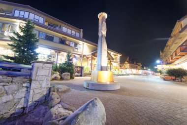 Kanada - 11 Ağustos 2017: Turistler ile gece şehir sokaklarını. Whistler kış ve yaz sezonu önemli bir cazibe vardır.
