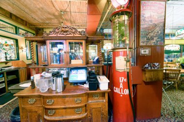 Vancouver, Kanada - 8 Ağustos 2017: İç Gastown eski spagetti fabrika. Amerika Birleşik Devletleri ve Kanada'da bir İtalyan tarzı zincir Restoran olduğunu.